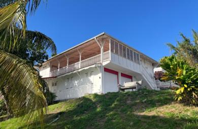SAINT-CLAUDE-Villa T4 avec jardin, terrasse vue mer et studio indépendant + double garage
