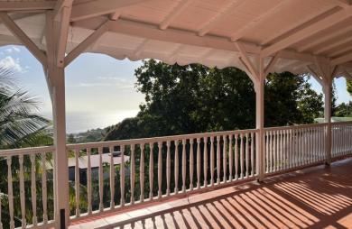 SAINT-CLAUDE-Villa T4 avec jardin, terrasse vue mer et studio indépendant + double garage