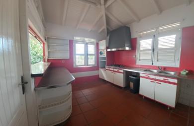 SAINT-CLAUDE-Villa T4 avec jardin, terrasse vue mer et studio indépendant + double garage