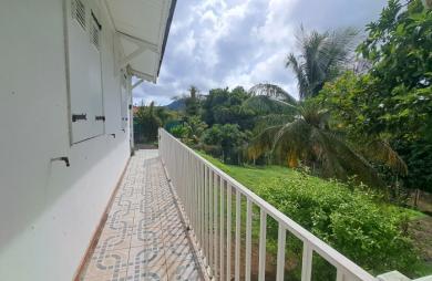 SAINT-CLAUDE-Villa T4 avec jardin, terrasse vue mer et studio indépendant + double garage
