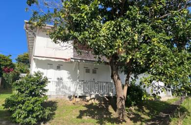 SAINT-CLAUDE-Villa T4 avec jardin, terrasse vue mer et studio indépendant + double garage