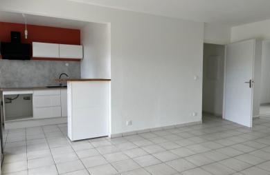 SAINT-CLAUDE - Appartement T3 rénové avec terrasse dans une résidence sécurisée avec piscine