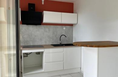 SAINT-CLAUDE - Appartement T3 rénové avec terrasse dans une résidence sécurisée avec piscine