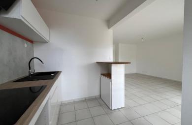SAINT-CLAUDE - Appartement T3 rénové avec terrasse dans une résidence sécurisée avec piscine