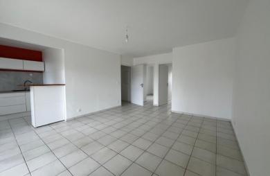 SAINT-CLAUDE - Appartement T3 rénové avec terrasse dans une résidence sécurisée avec piscine