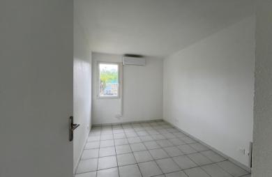 SAINT-CLAUDE - Appartement T3 rénové avec terrasse dans une résidence sécurisée avec piscine