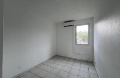 SAINT-CLAUDE - Appartement T3 rénové avec terrasse dans une résidence sécurisée avec piscine