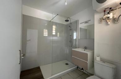 SAINT-CLAUDE - Appartement T3 rénové avec terrasse dans une résidence sécurisée avec piscine