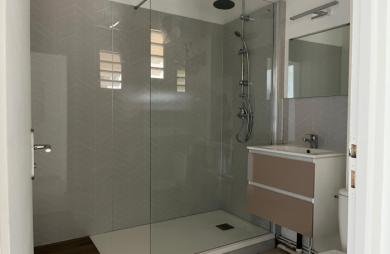 SAINT-CLAUDE - Appartement T3 rénové avec terrasse dans une résidence sécurisée avec piscine