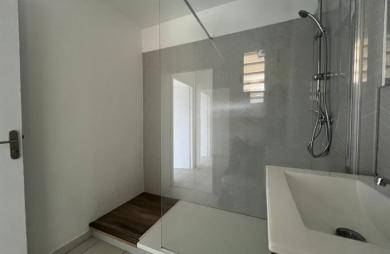 SAINT-CLAUDE - Appartement T3 rénové avec terrasse dans une résidence sécurisée avec piscine