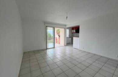 SAINT-CLAUDE - Appartement T3 rénové avec terrasse dans une résidence sécurisée avec piscine