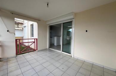 SAINT-CLAUDE - Appartement T3 rénové avec terrasse dans une résidence sécurisée avec piscine