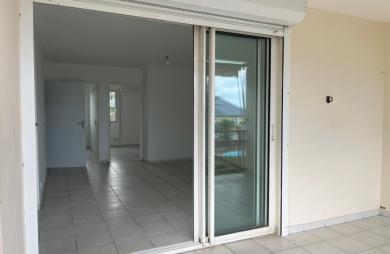 SAINT-CLAUDE - Appartement T3 rénové avec terrasse dans une résidence sécurisée avec piscine