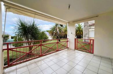 SAINT-CLAUDE - Appartement T3 rénové avec terrasse dans une résidence sécurisée avec piscine