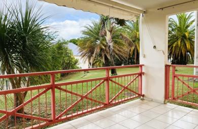 SAINT-CLAUDE - Appartement T3 rénové avec terrasse dans une résidence sécurisée avec piscine
