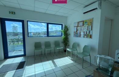 À Louer - Local professionnel clé en main de 41 m2 avec ascenseur et forte visibilité - Colin (97170)
