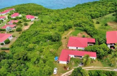 MARIE-GALANTE   Ensemble immobilier vue mer 180o : villa + 3 bungalows + terrain constructible