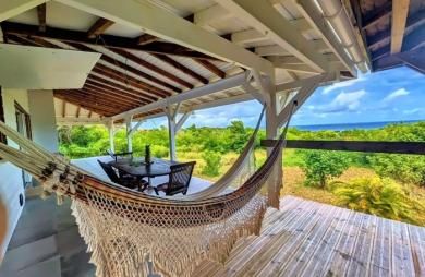 MARIE-GALANTE   Ensemble immobilier vue mer 180o : villa + 3 bungalows + terrain constructible