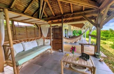 MARIE-GALANTE   Ensemble immobilier vue mer 180o : villa + 3 bungalows + terrain constructible