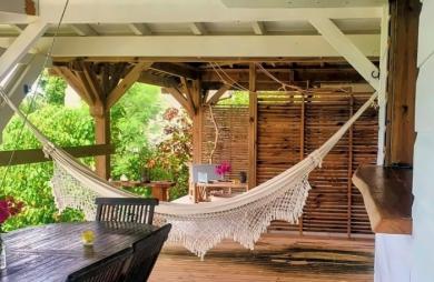 MARIE-GALANTE   Ensemble immobilier vue mer 180o : villa + 3 bungalows + terrain constructible