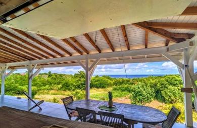 MARIE-GALANTE   Ensemble immobilier vue mer 180o : villa + 3 bungalows + terrain constructible