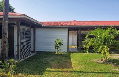 MARIE-GALANTE   Ensemble immobilier vue mer 180o : villa + 3 bungalows + terrain constructible