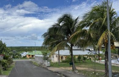 Terrain de 800m2 plat, à acheter à Anse Bertrand avec Longfort Immobilier