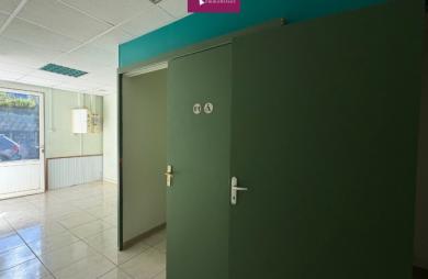 À louer   Local professionnel de 67 m2 en rez-de-chaussée   Goyave, zone de Fort-Île