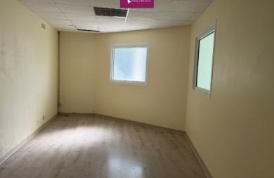 À louer   Local professionnel de 67 m2 en rez-de-chaussée   Goyave, zone de Fort-Île