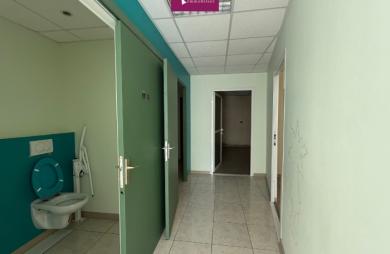 À louer   Local professionnel de 67 m2 en rez-de-chaussée   Goyave, zone de Fort-Île