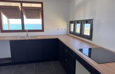 À LOUER à Vieux-Fort   Superbe duplex lumineux avec terrasse et vue mer
