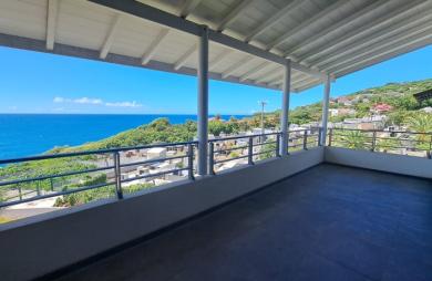 À LOUER à Vieux-Fort   Superbe duplex lumineux avec terrasse et vue mer