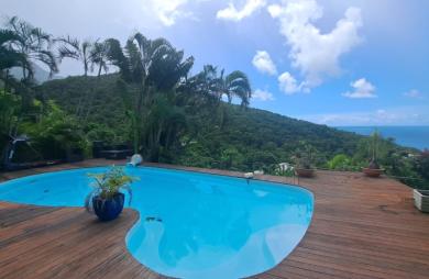 À LOUER à Rivière Sens (Gourbeyre)   Superbe villa avec piscine et vue mer panoramique