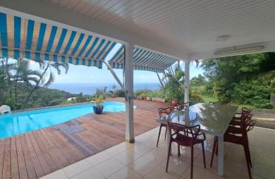 À LOUER à Rivière Sens (Gourbeyre)   Superbe villa avec piscine et vue mer panoramique