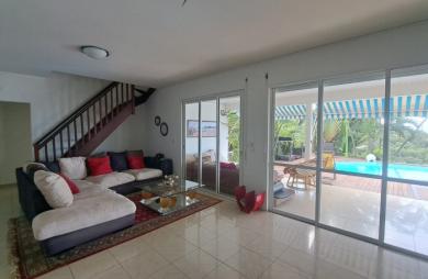 À LOUER à Rivière Sens (Gourbeyre)   Superbe villa avec piscine et vue mer panoramique