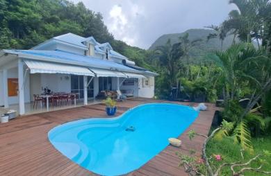 À LOUER à Rivière Sens (Gourbeyre)   Superbe villa avec piscine et vue mer panoramique