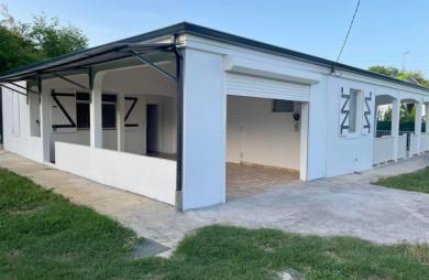 À Moule, maison à louer 1200 € par mois avec AMI IMMOBILIER