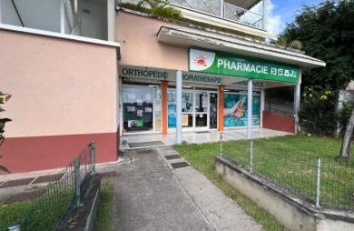 GOURBEYRE- BELLE OPPORTUNITÉ D’INVESTISSEMENT   MURS COMMERCIAUX À LA MARINA DE RIVIÈRE-SENS