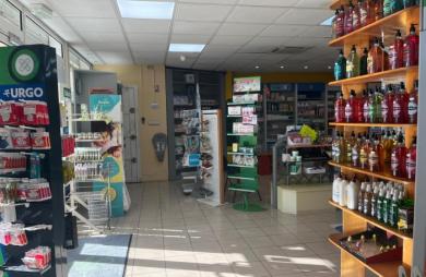 GOURBEYRE- BELLE OPPORTUNITÉ D’INVESTISSEMENT   MURS COMMERCIAUX À LA MARINA DE RIVIÈRE-SENS