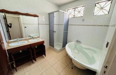Location Maison 297.1m&sup2; 5 pièces Remire Montjoli