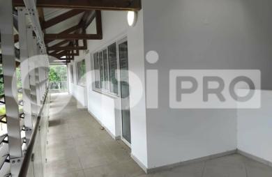 Cellule neuve de 194 m² avec offre commerciale !