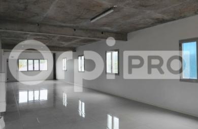 Cellule neuve de 95 m² avec offre commerciale !
