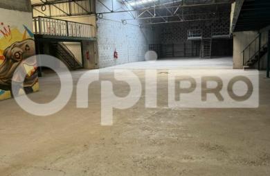 Grand local professionnel à Cayenne – Plus de 600m² en zone industrielle, facilement aménageable, accès camions, idéal pour activité, stockage.