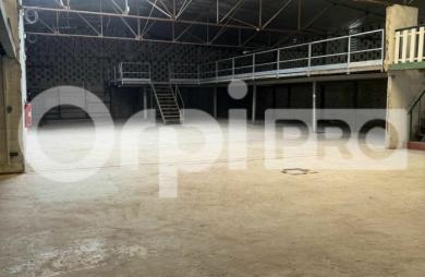 Grand local professionnel à Cayenne – Plus de 600m² en zone industrielle, facilement aménageable, accès camions, idéal pour activité, stockage.
