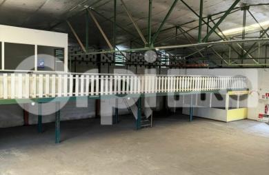 Grand local professionnel à Cayenne – Plus de 600m² en zone industrielle, facilement aménageable, accès camions, idéal pour activité, stockage.