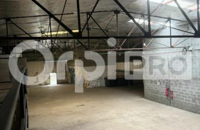 Grand local professionnel à Cayenne – Plus de 600m² en zone industrielle, facilement aménageable, accès camions, idéal pour activité, stockage.