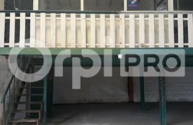 Grand local professionnel à Cayenne – Plus de 600m² en zone industrielle, facilement aménageable, accès camions, idéal pour activité, stockage.
