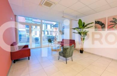 CAYENNE - Plateau de bureaux de 230 m² en rez-de-chaussée avec vitrine et parking.
