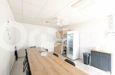 CAYENNE - Plateau de bureaux de 230 m² en rez-de-chaussée avec vitrine et parking.