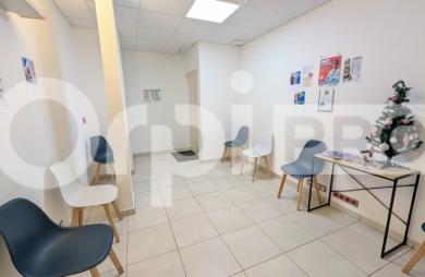 CAYENNE - Plateau de bureaux de 230 m² en rez-de-chaussée avec vitrine et parking.